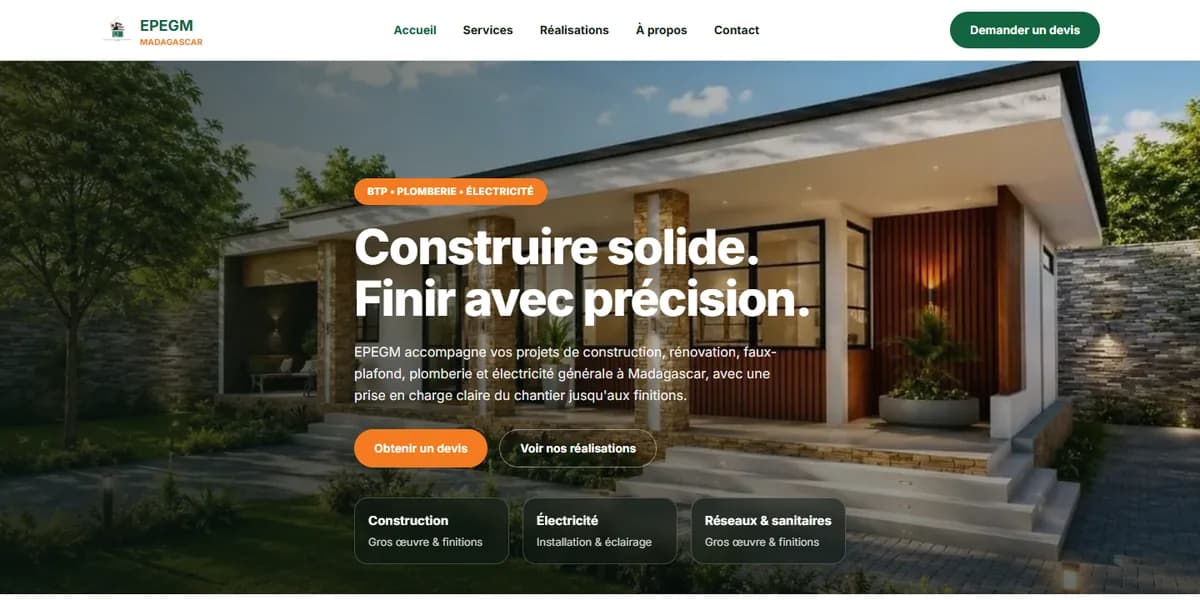 Page d'accueil du site EPEGM Madagascar : titre « Construire solide. Finir avec précision. » sur une photo de maison